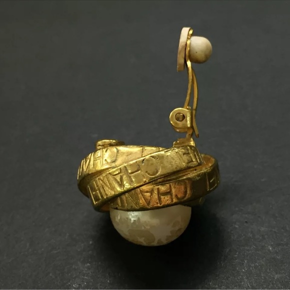 Vintage Chanel button Round coco logo mark Pearl Gold Clip on earrings - Picture 6 of 11